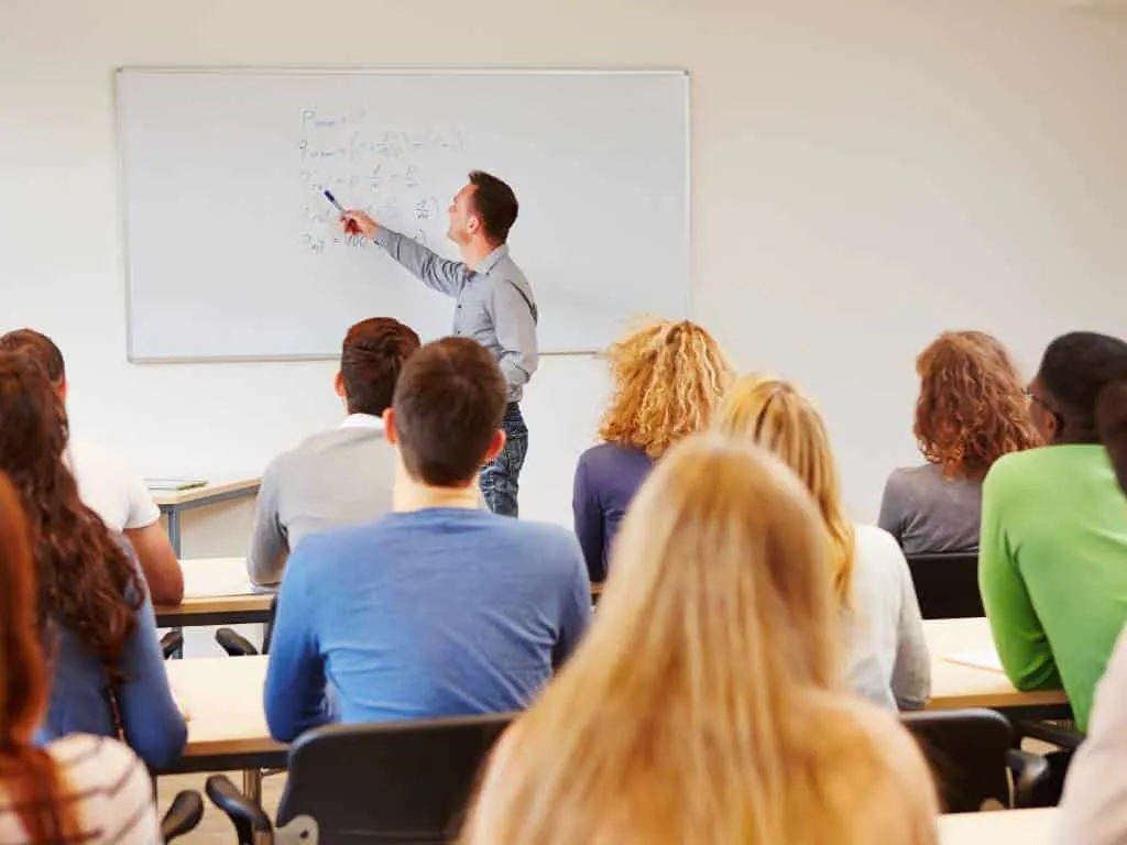TFM máster profesorado economía