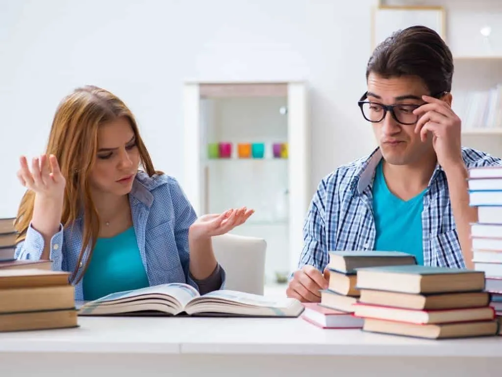 citar bibliografía en normas APA